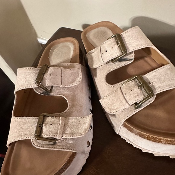 Bundle of two pair of Shoe dazzle platforms!! - Picture 3 of 5